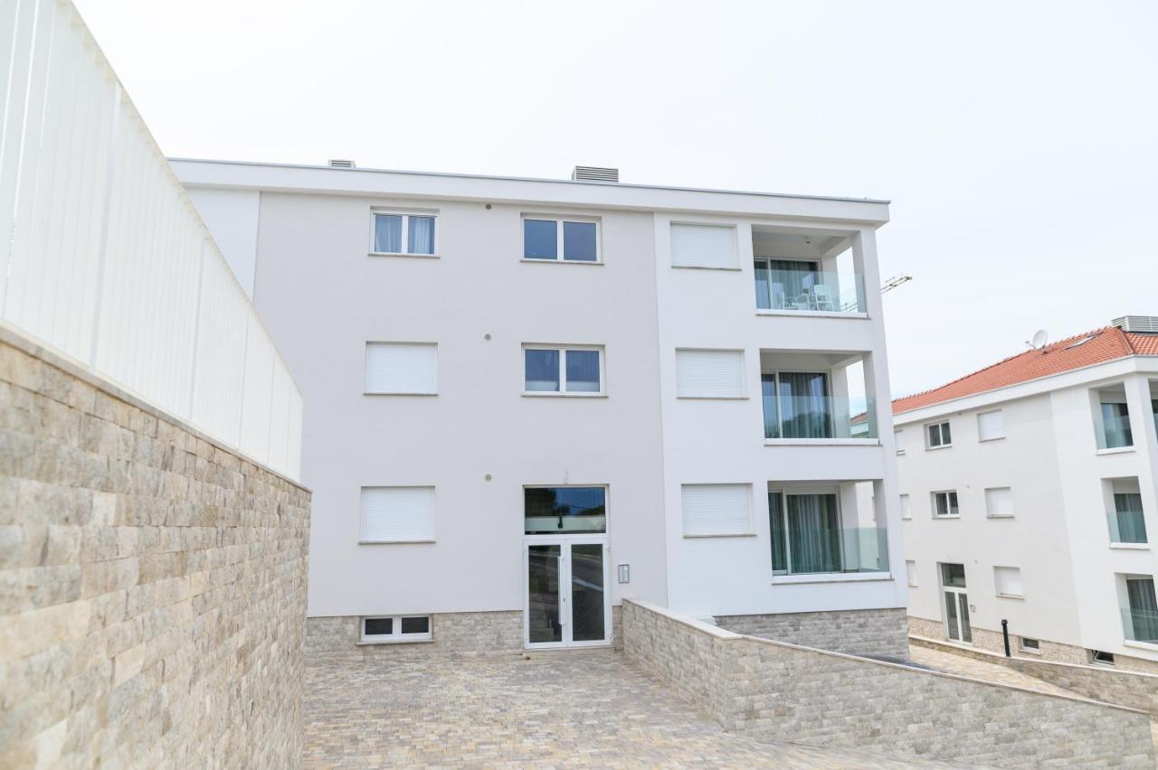 Malo More Resort Arbanija Exterior photo